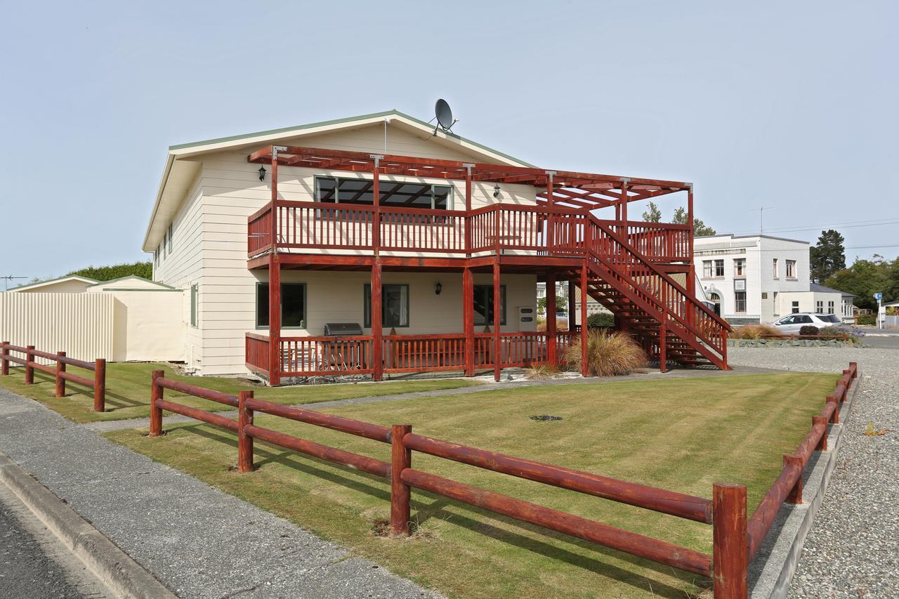 Hotel Tui Base Camp à Tuatapere Extérieur photo