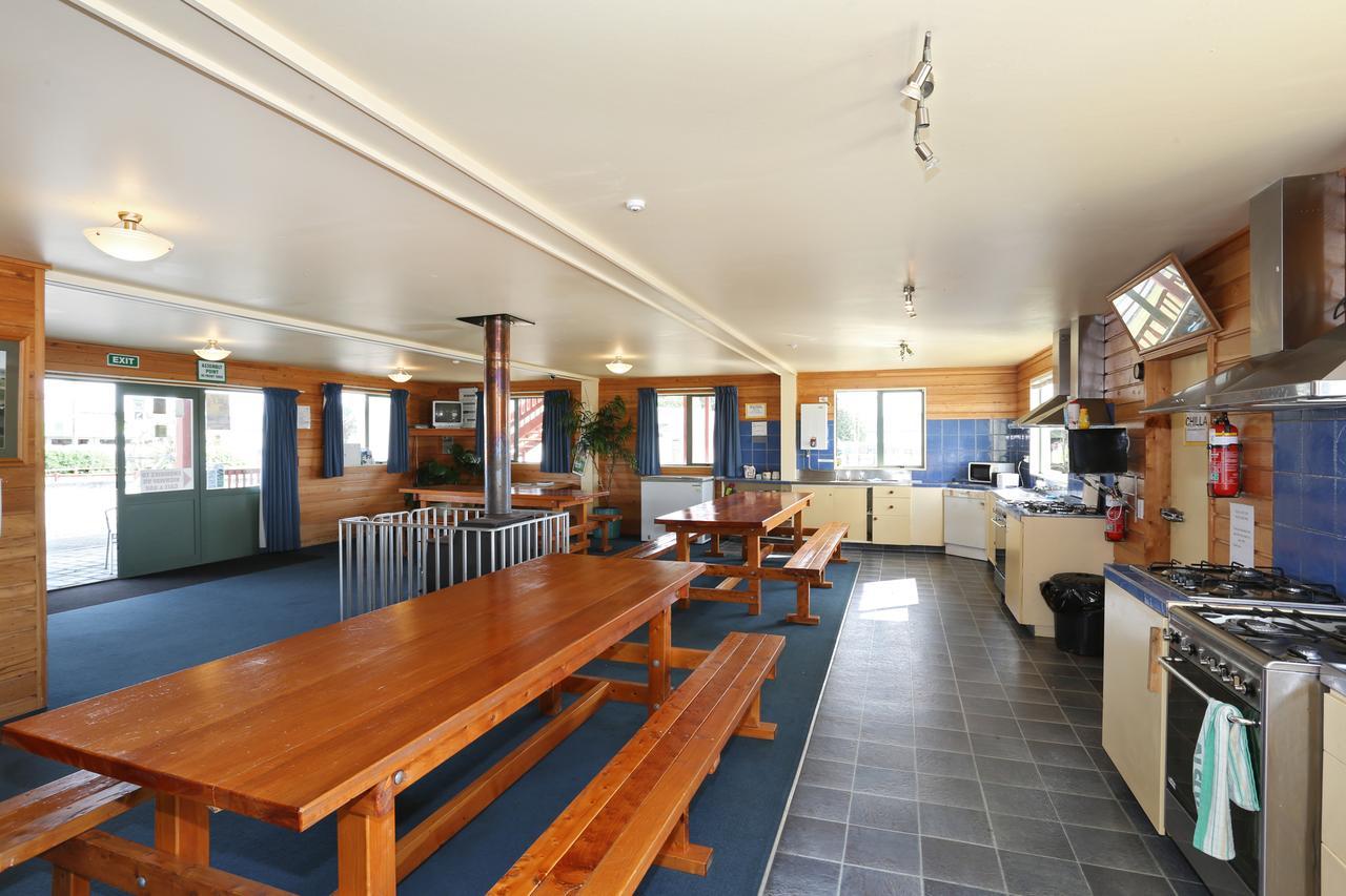 Hotel Tui Base Camp à Tuatapere Extérieur photo