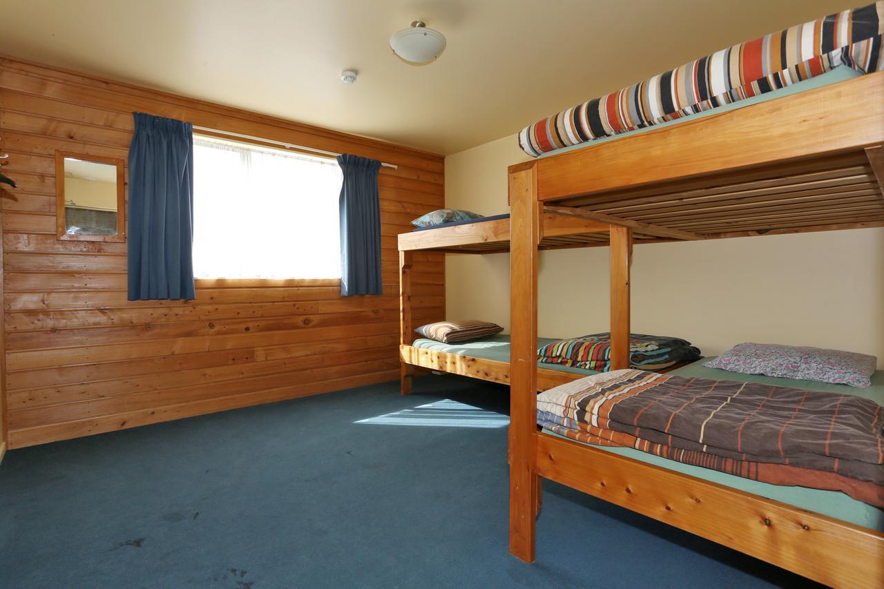 Hotel Tui Base Camp à Tuatapere Extérieur photo